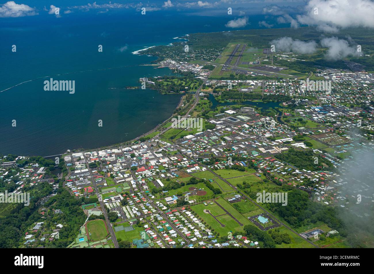 Aus der Vogelperspektive auf die Bucht von Hilo und die Stadt Hilo, Hawaii, USA Stockfoto