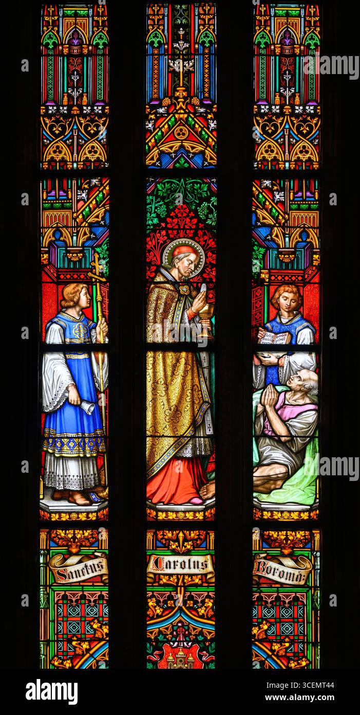 Der heilige Karl Borromeo überreicht die Eucharistie den Kranken während der Pest in Mailand. Buntglasfenster von St. Martin's Cathedral, Bratislava. Stockfoto