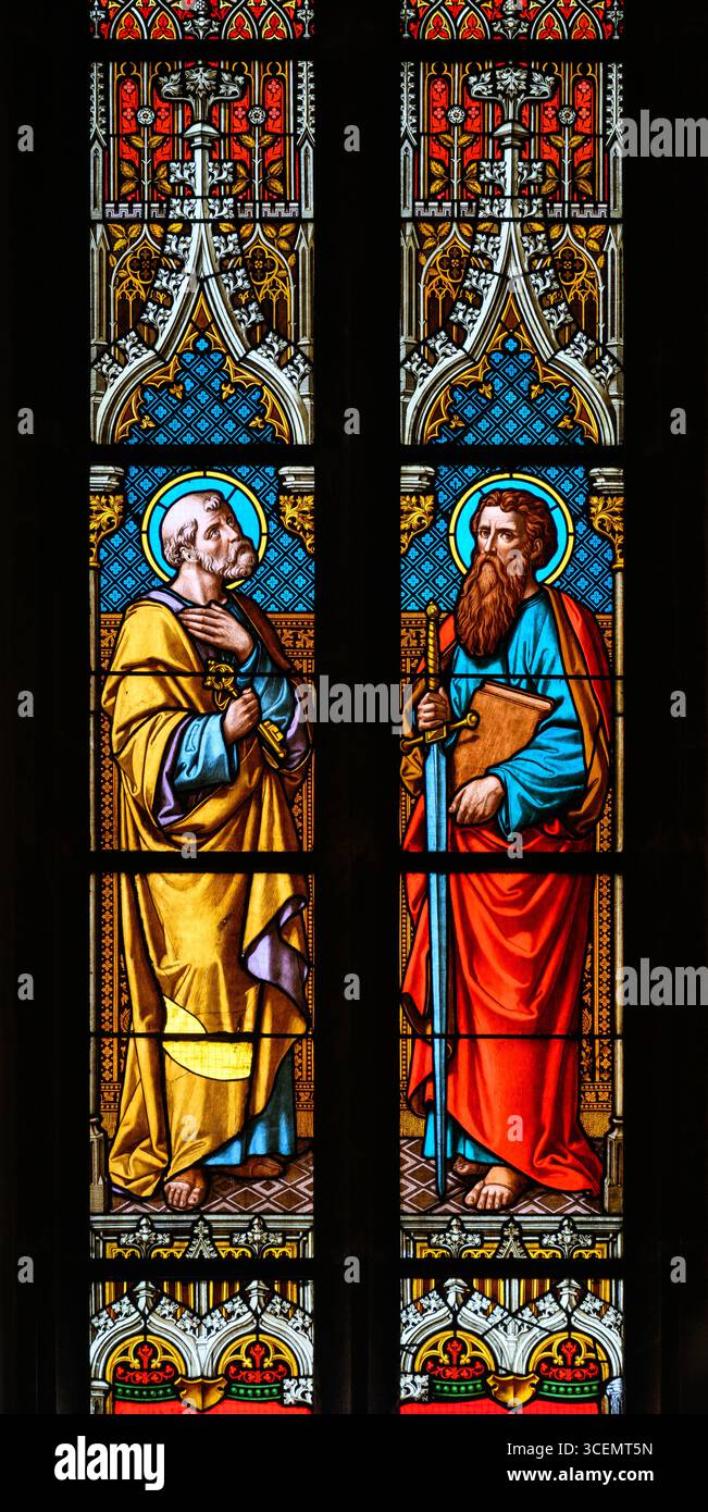 St. Peter und St. Paul. Ein Buntglasfenster in der St. Martin's Cathedral, Bratislava, Slowakei. Stockfoto