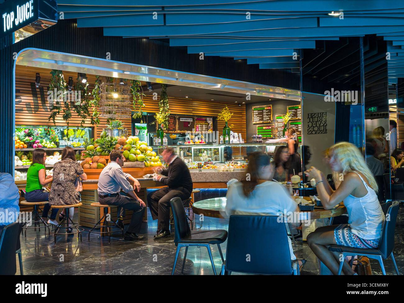 Leute sitzen an Tischen Essen im Food Court im Westfield Shopping Center, Central Business District, Sydney, New South Wales, Australien Stockfoto