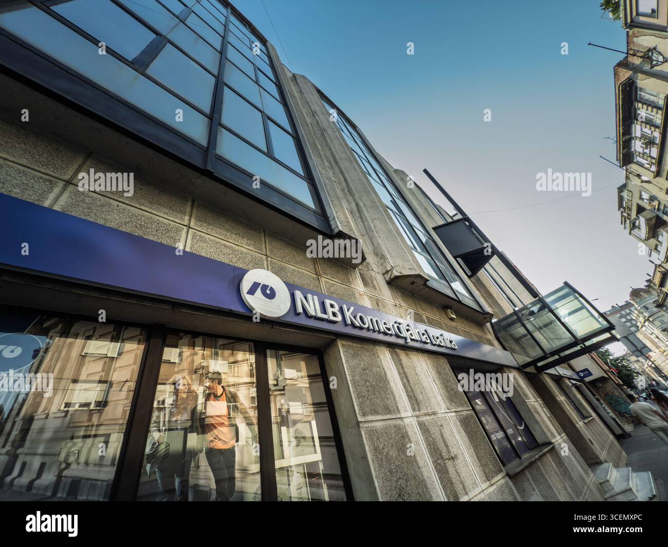 BELGRAD, SERBIEN - 22. APRIL 2025: Logo der NLB Komercijalna Banka auf ihrer lokalen Niederlassung in Belgrad. Die NLB Komercijalna Banka ist eine serbische Bank, die zur Th gehört Stockfoto