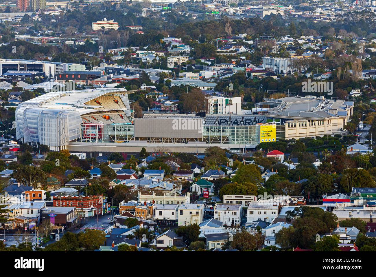 Blick auf die Stadt von Mount Eden, Auckland, Neuseeland am Montag, 18. August 2025. Foto: David Rowland / One-Image.com Stockfoto