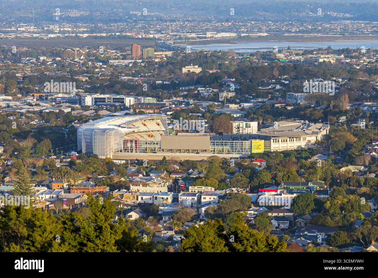 Blick auf die Stadt von Mount Eden, Auckland, Neuseeland am Montag, 18. August 2025. Foto: David Rowland / One-Image.com Stockfoto
