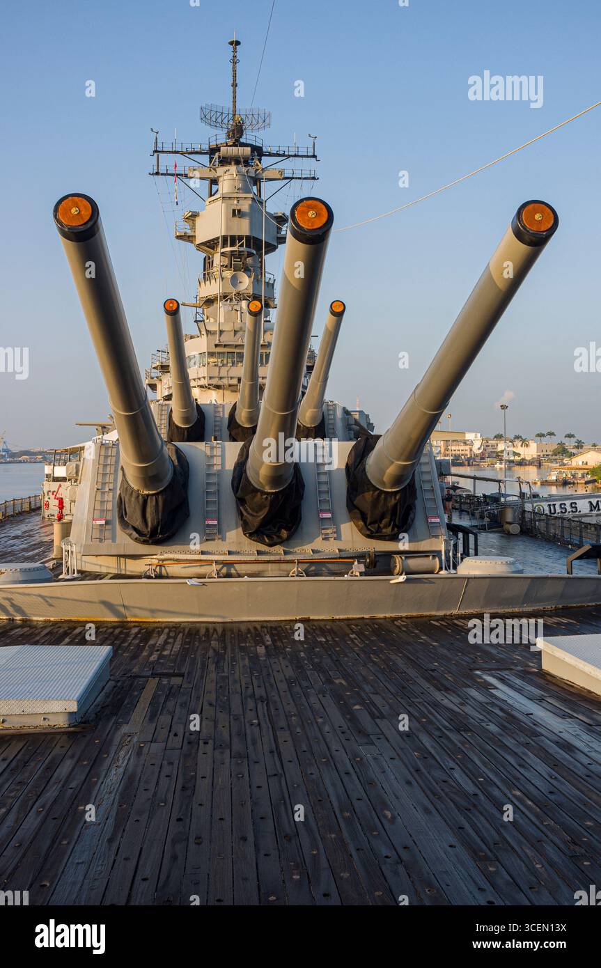 Die große Hauptgeschütze auf der USS Missouri BB-63 ein Iowa-Klasse Schlachtschiff, Ford Island, Pearl Harbor, Oahu, Hawaii, USA Stockfoto