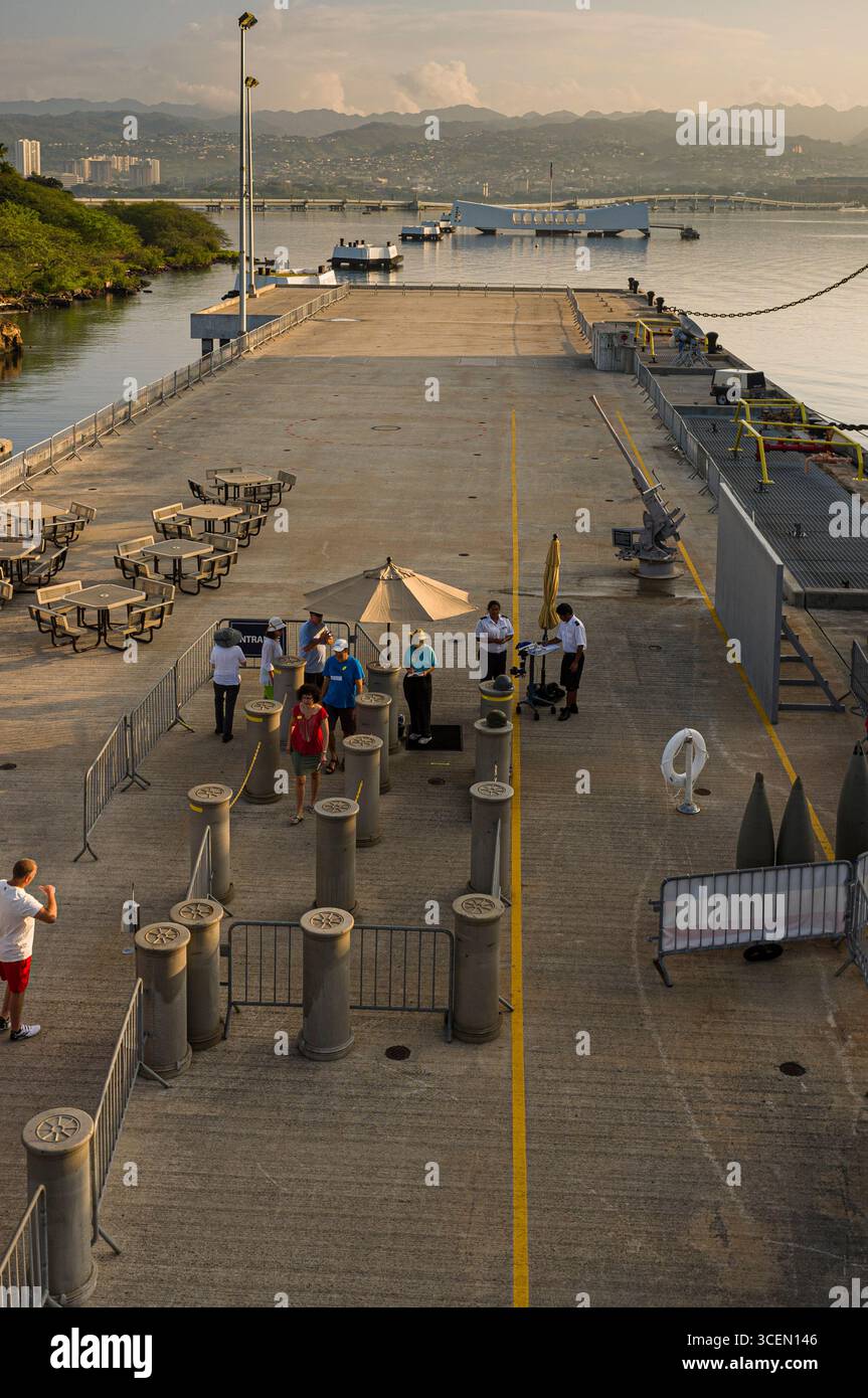 Touristische am Eingang der USS Missouri BB-63 ein Iowa - Klasse Schlachtschiff, Ford Insel, Pearl Harbor, Oahu, Hawaii, USA Stockfoto