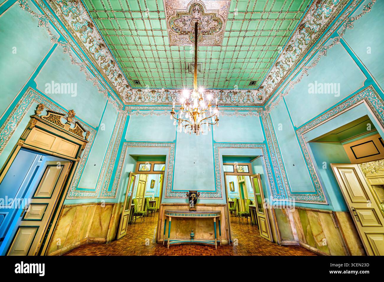 Brillante Halle, Golestan Palast, UNESCO-Stätte in Teheran, Iran. Atemberaubende persische Spiegelwerke und Kunst, perfekt für kulturelle und historische Projekte. Stockfoto