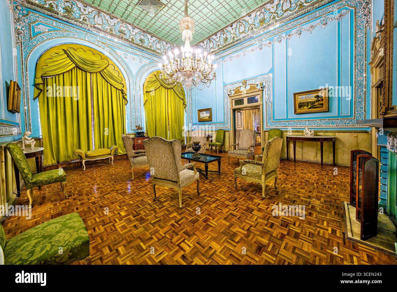 Brillante Halle, Golestan Palast, UNESCO-Stätte in Teheran, Iran. Atemberaubende persische Spiegelwerke und Kunst, perfekt für kulturelle und historische Projekte. Stockfoto