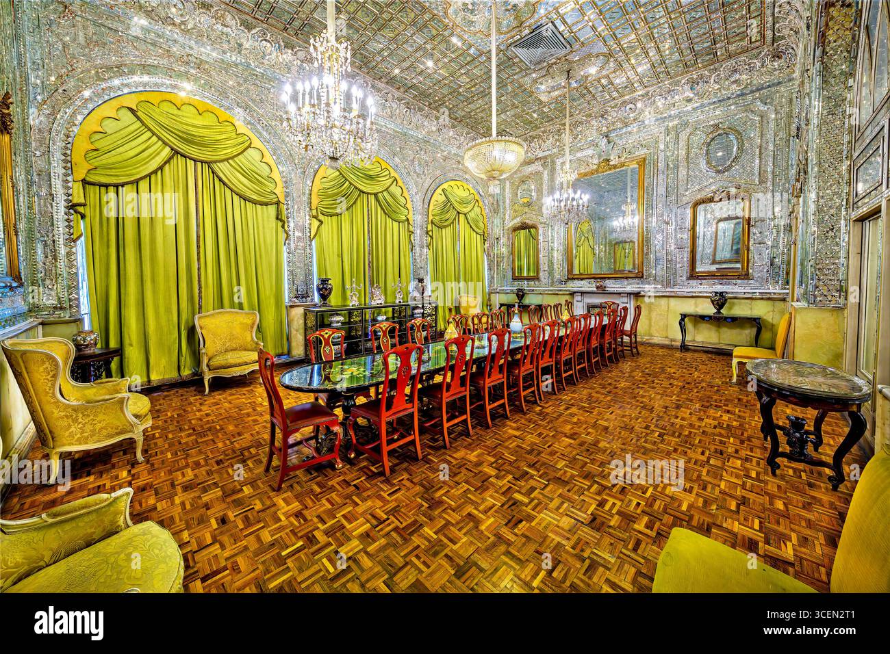 Brillante Halle, Golestan Palast, UNESCO-Stätte in Teheran, Iran. Atemberaubende persische Spiegelwerke und Kunst, perfekt für kulturelle und historische Projekte. Stockfoto