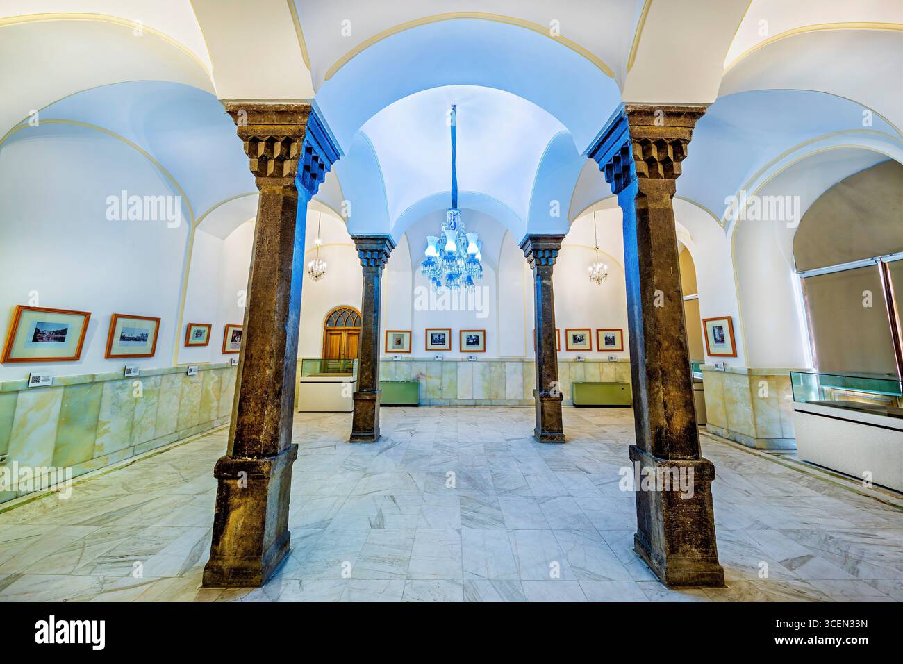 Pool House Hall, Golestan Palace, UNESCO-Stätte in Teheran, Iran. Atemberaubendes persisches Design mit ruhiger Atmosphäre, perfekt für kulturelle Projekte. Stockfoto