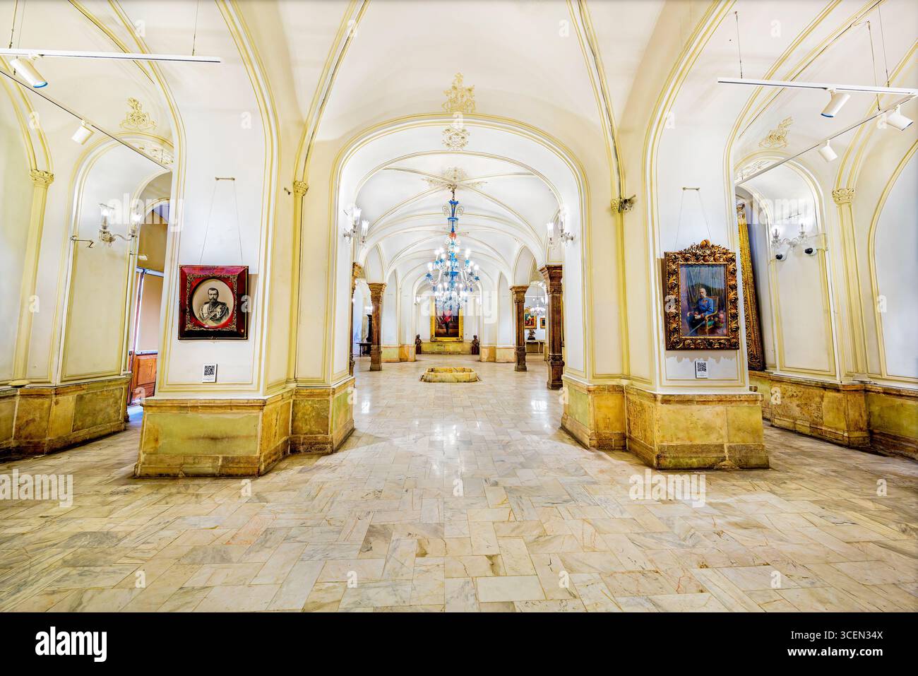 Pool House Hall, Golestan Palace, UNESCO-Stätte in Teheran, Iran. Atemberaubendes persisches Design mit ruhiger Atmosphäre, perfekt für kulturelle Projekte. Stockfoto