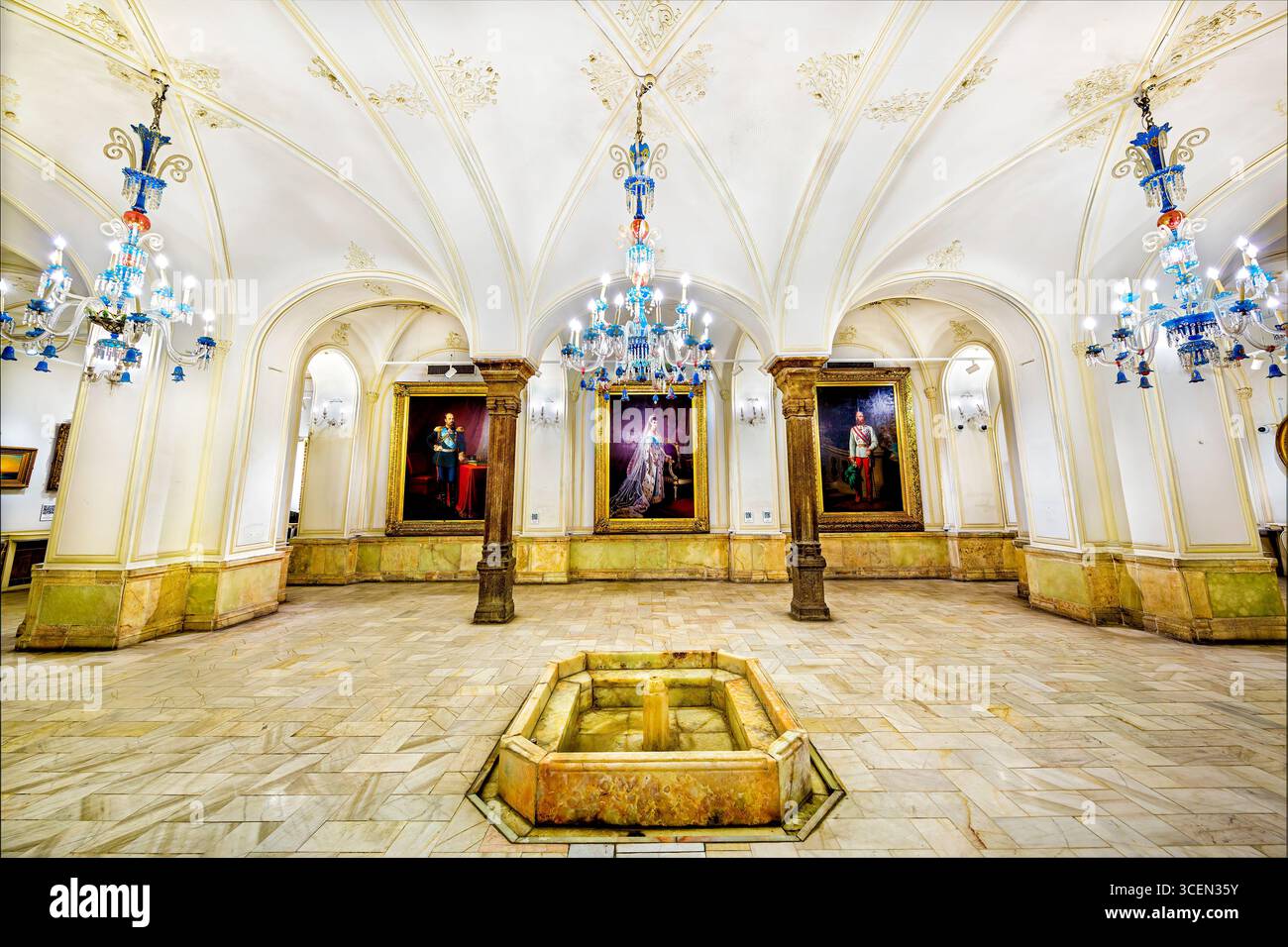 Pool House Hall, Golestan Palace, UNESCO-Stätte in Teheran, Iran. Atemberaubendes persisches Design mit ruhiger Atmosphäre, perfekt für kulturelle Projekte. Stockfoto