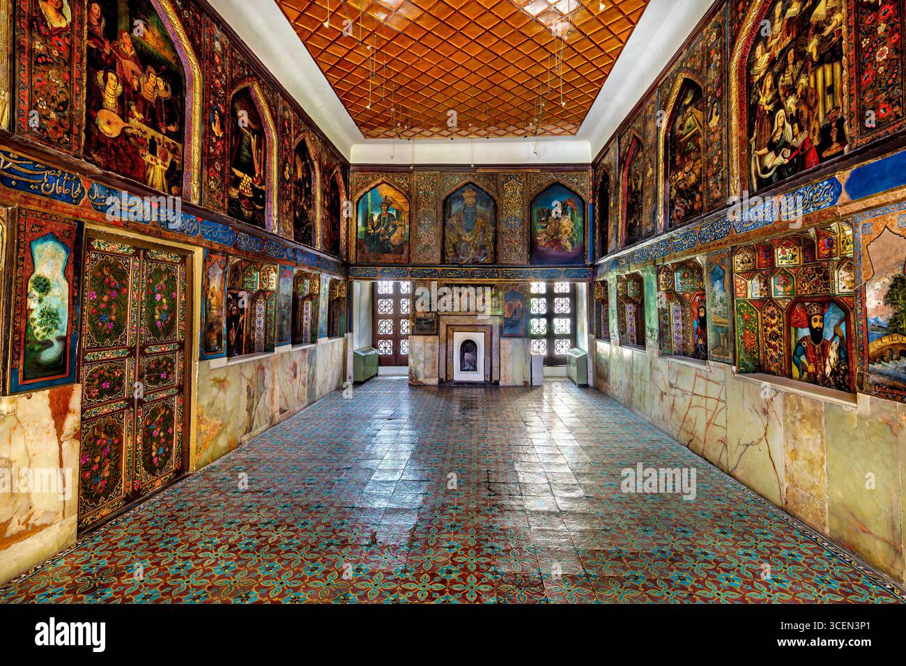 Marmorthron, Golestanpalast, UNESCO-Stätte in Teheran, Iran. Ikonische persische Handwerkskunst, perfekt für kulturelle und historische Projekte. Stockfoto