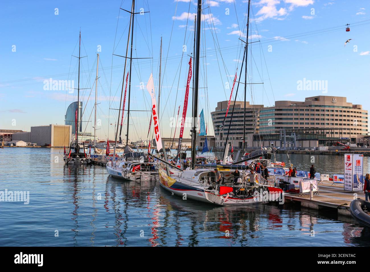 Rennboote, die für das Barcelona World Race 2014 vorbereitet werden, werden von Cheminées Poujoulat gemeinsam mit Bernard Stamm und Jean Le Cam (Gewinner), Spanien, geleitet Stockfoto