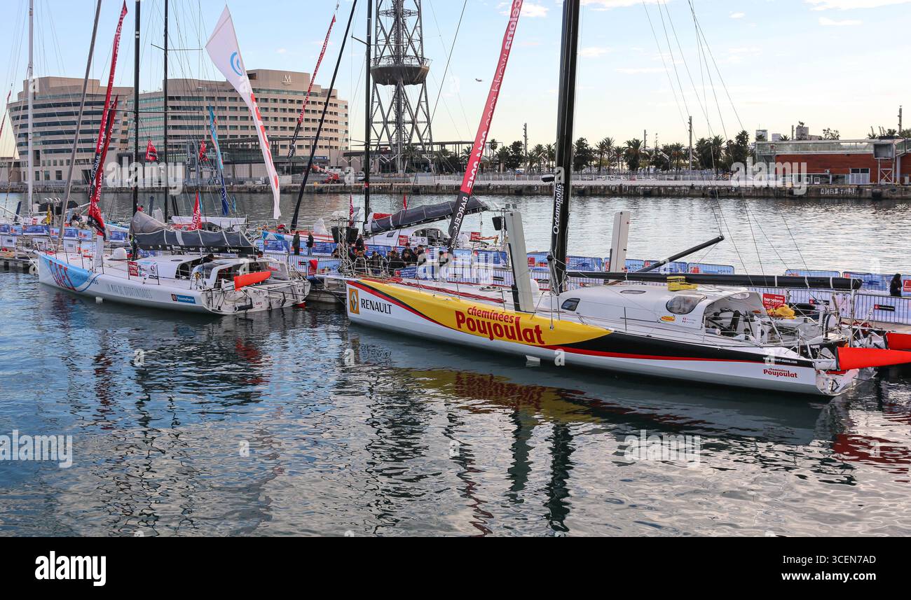 Rennboote, die für das Barcelona World Race 2014 vorbereitet werden, werden von Cheminées Poujoulat gemeinsam mit Bernard Stamm und Jean Le Cam (Gewinner), Spanien, geleitet Stockfoto