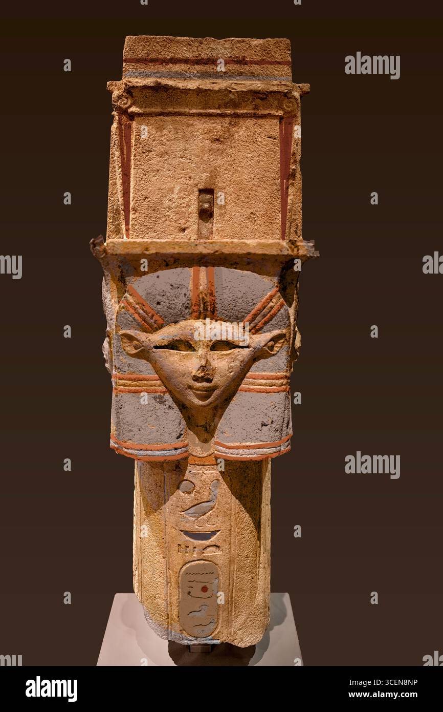 New York City – 13. Juni 2025: Ägyptische Kolumne mit Hathor Emplem Capital und Namen von Nectancho I auf dem Schacht. Herrschaft von Nectanebo I. 380-362 v. Chr. Stockfoto