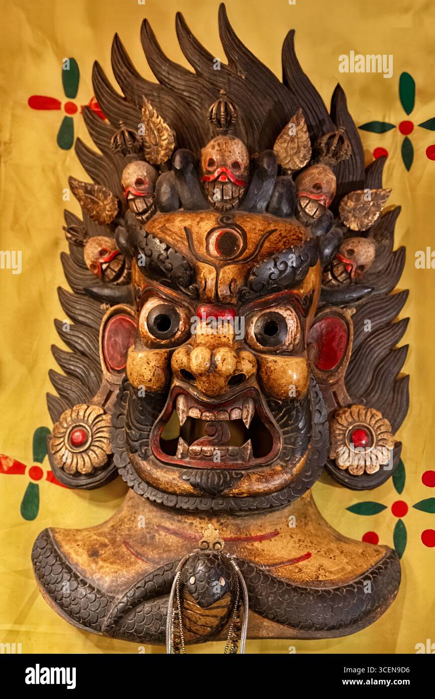 Nepalesische Maske, Markusplatz im East Village. Eine symbolische bhutanische Holzmaske, lokal Bhaap genannt, die die Dayani-Geister oder WR repräsentiert Stockfoto