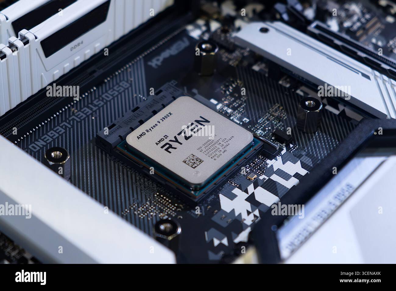 Bangkok-Thailand 12. OKT 2020: Nahaufnahme AMD Ryzen 9 3900X Prozessor, der auf CPU-Sockel AM4 der Computerplatine installiert ist Stockfoto