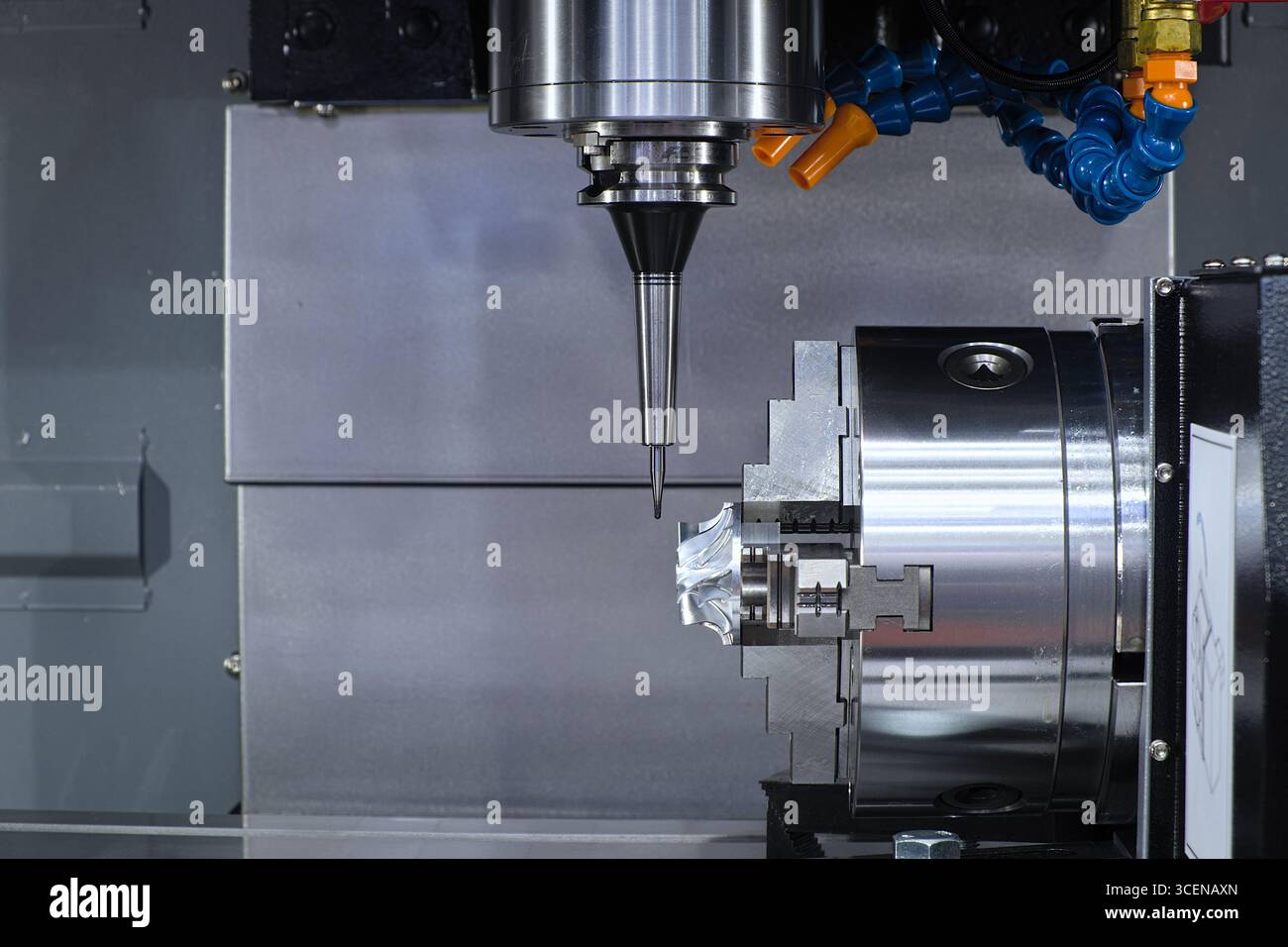Nahbohren und Polieren auf der Innenseite der CNC-Maschine für die Metallbearbeitung in Smart Factory, Industrie 4,0 Stockfoto Nahbohren und Polieren auf der Innenseite der CNC-Maschine für die Metallbearbeitung in Smart Factory, Industrie 4,0 Stockfoto