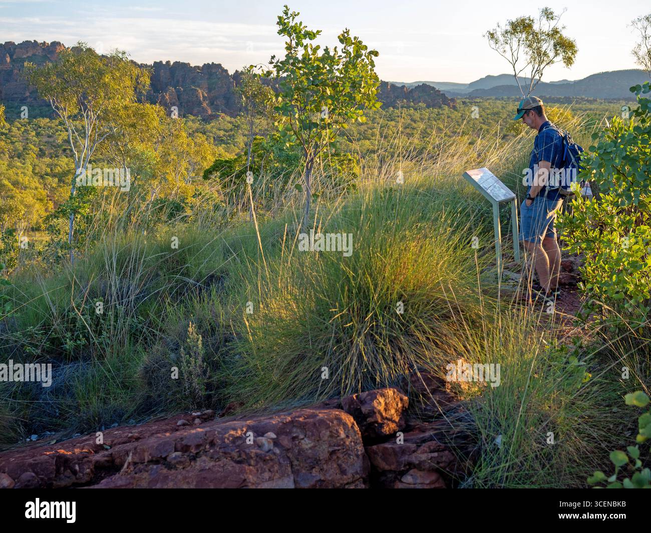 Ein Mann liest eine Informationstafel im Keep River National Park Stockfoto