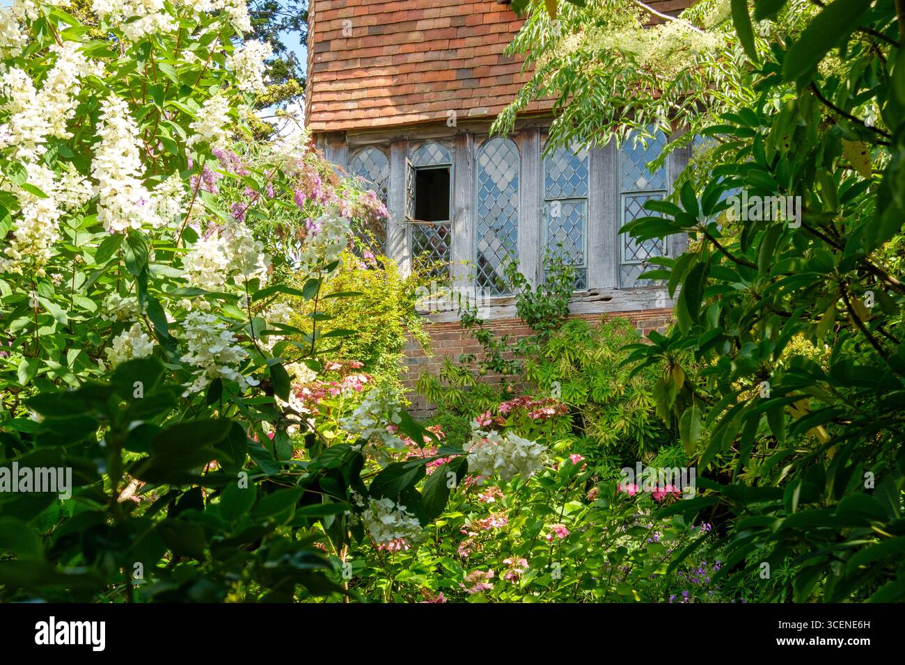 Eine abgeschiedene Ecke in Great Dixter, East Sussex, Großbritannien Stockfoto
