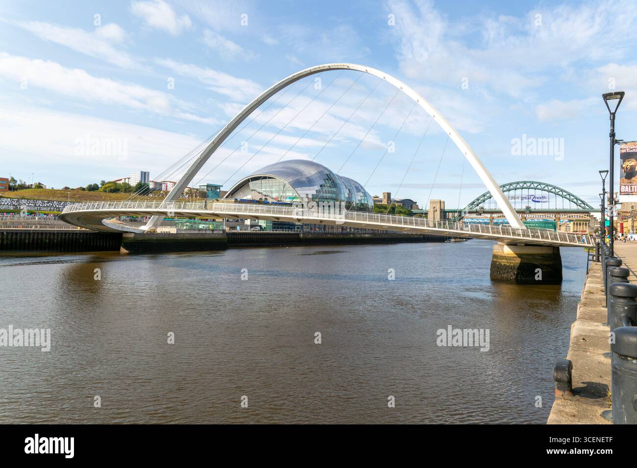 Gateshead Millennium Bridge with the sage Beyond, Tyne and Wear, England, Großbritannien vom Nordufer des River Tyne aus Newcastle, erbaut 2001 Stockfoto