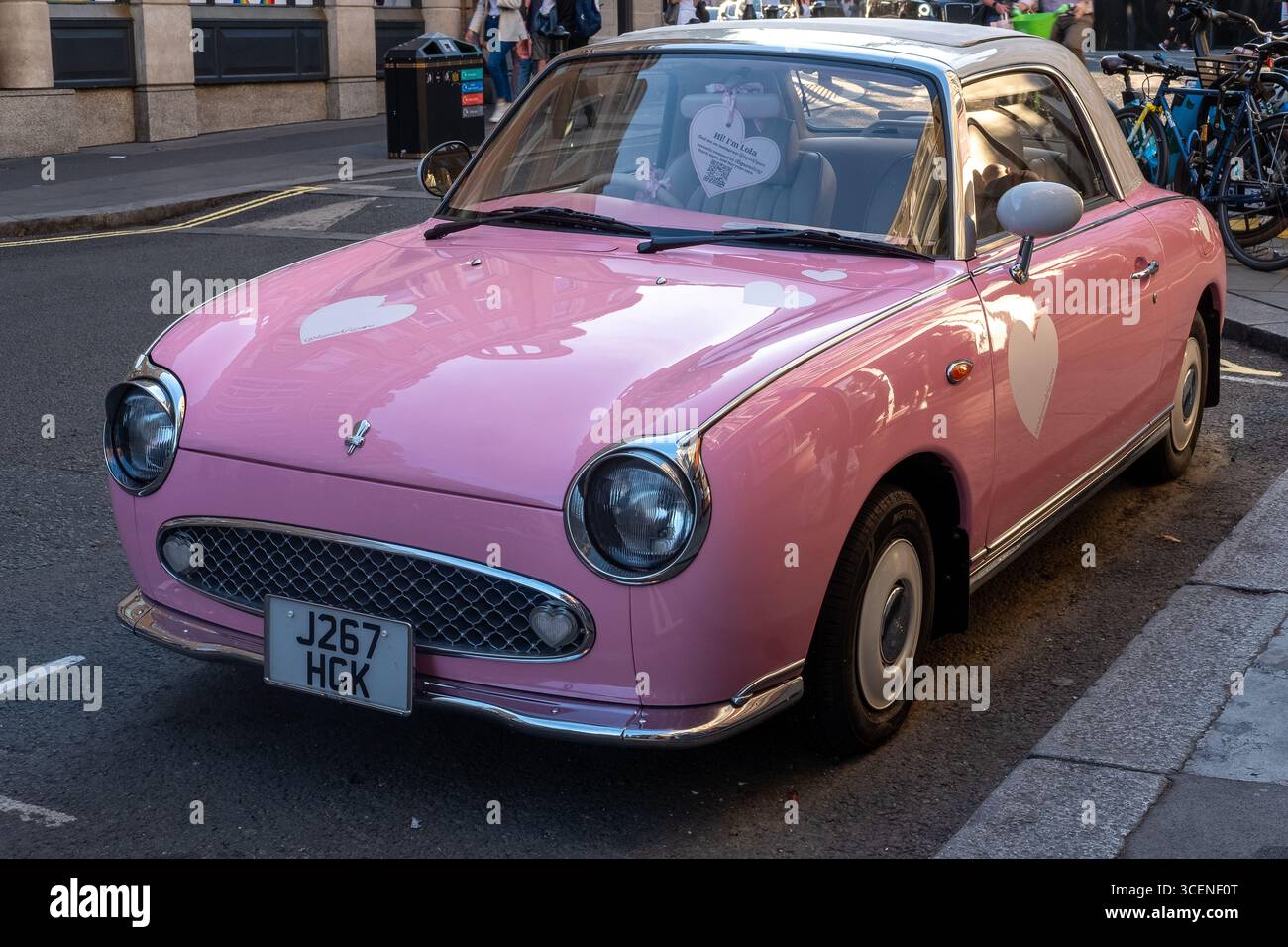 London, uk 08 Juli 2025 Lola Le Pink Figaro Oldtimer in London, England Stockfoto