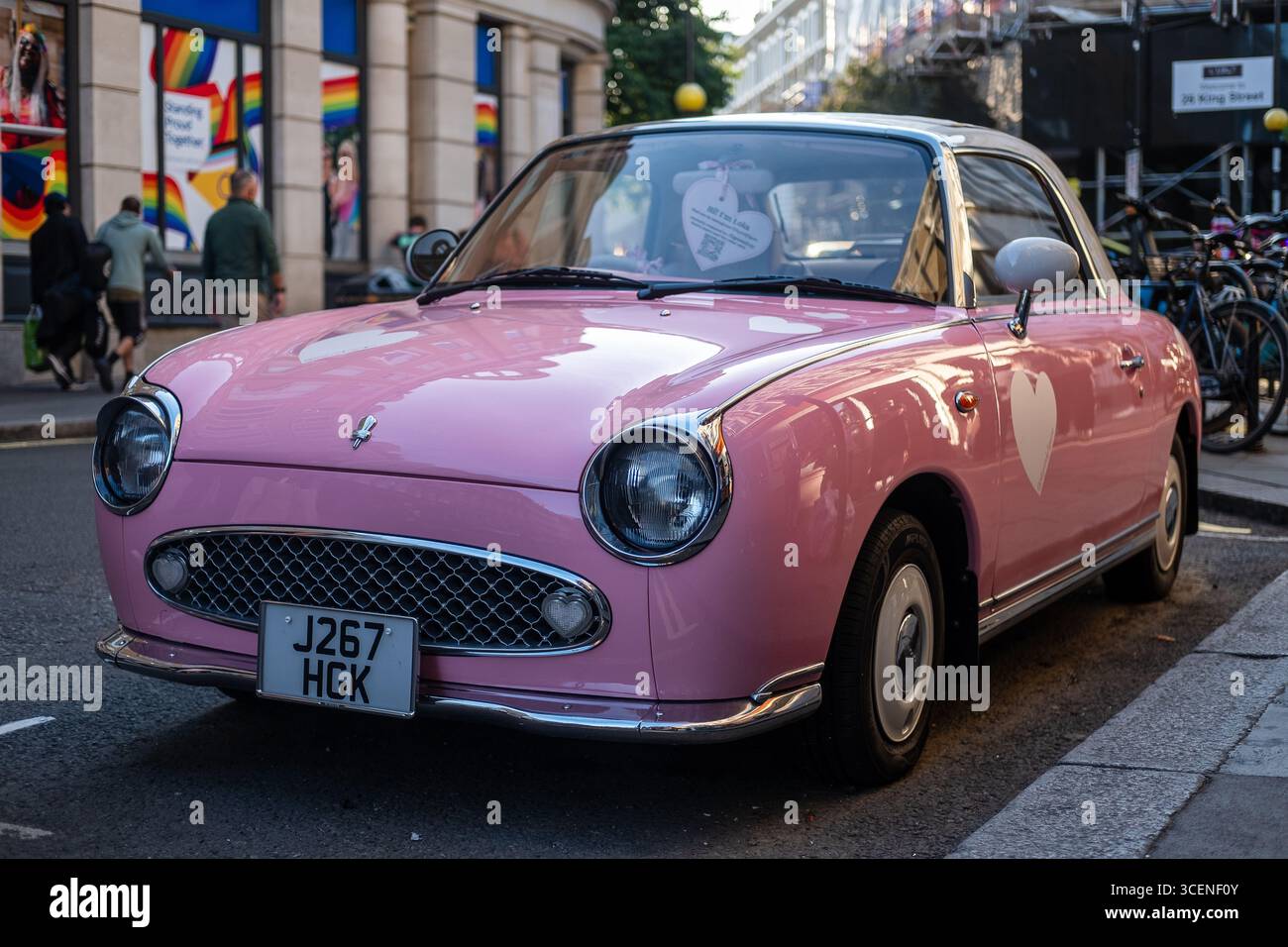 London, uk 08 Juli 2025 Lola Le Pink Figaro Oldtimer in London, England Stockfoto