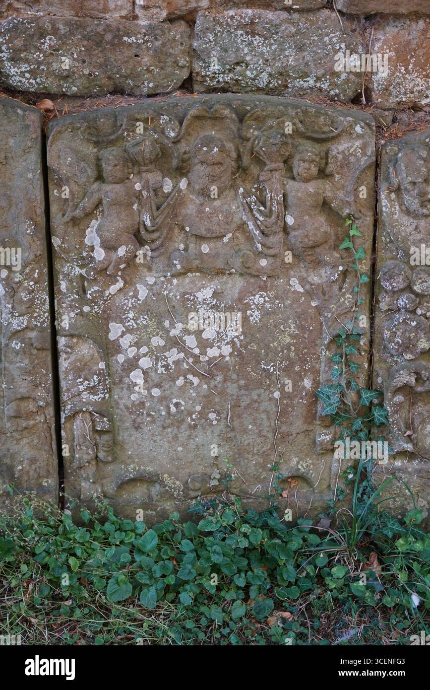 Antike Steinskulptur mit komplizierten Gravuren in natürlicher Umgebung. Adderbury, England Stockfoto