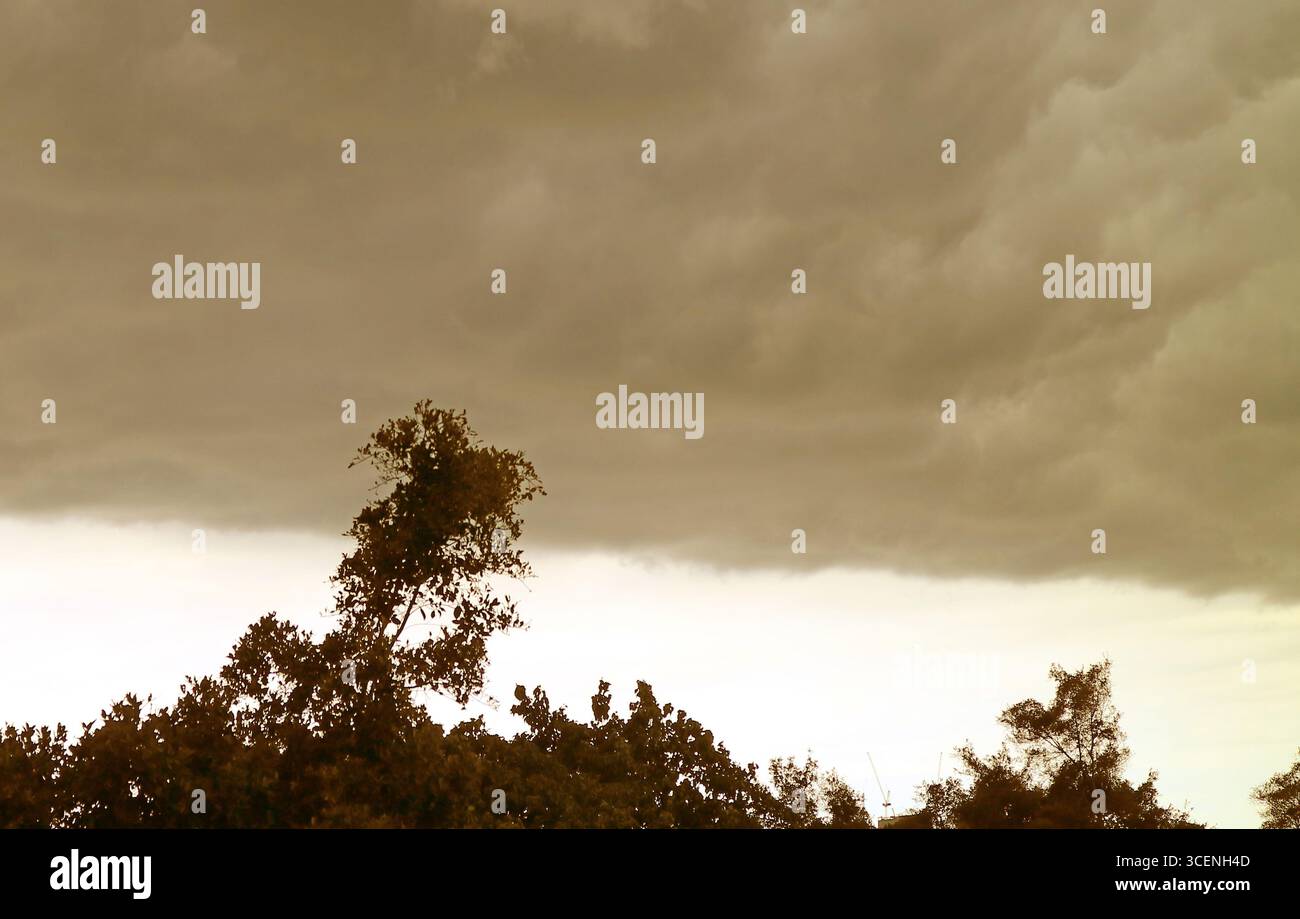 Dramatischer Himmel mit Sepia-Sturm über Gedächtnisflüchten Stockfoto