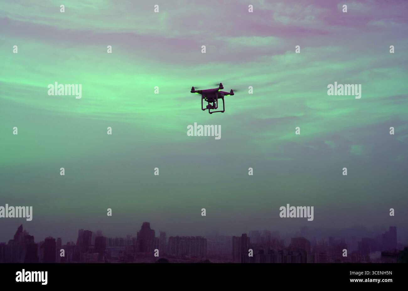 Surrealer Stil von Nocturne Observer auf Deep Purple und Green Twilight Sky Stockfoto