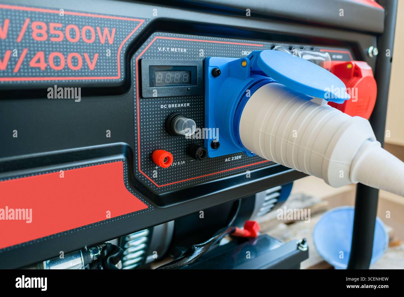 Nahaufnahme eines Stromkabelsteckers, der an einen benzinbetriebenen elektrischen Generator angeschlossen ist Stockfoto