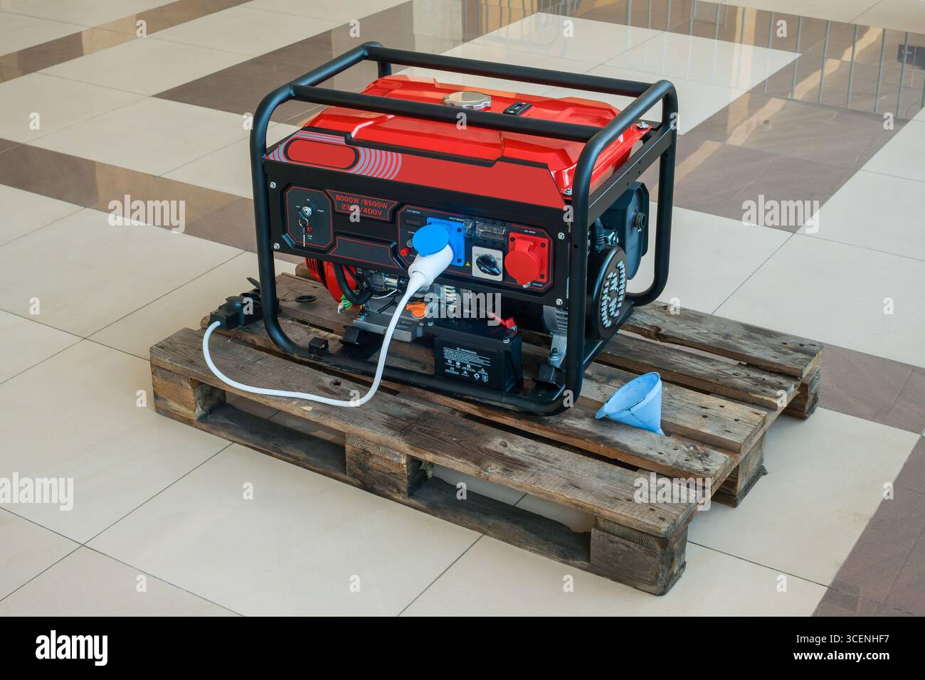 Ein elektrischer Generator für Benzin steht drinnen auf einer Holzpalette auf einem polierten Keramikfliesenboden. Stockfoto
