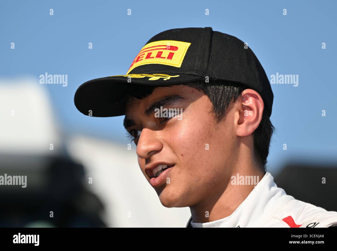 Arary Bansal, Rennfahrer aus Bangalore, Indien, wurde auf dem Knockhill Circuit nach einem dritten Platz in einer britischen F4-Meisterschaftsrunde 2025 vorgestellt. Stockfoto