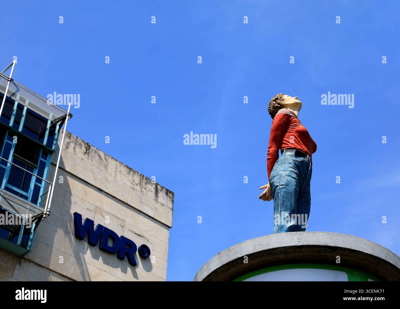 Die Figur Marlis von Christoph Pöggeler aus dem Jahre 2001 dauerhaftes Kunstwerk im öffentlichen Raum, im Hintergrund das WDR Funkhaus, Düsseldorf, No Stockfoto