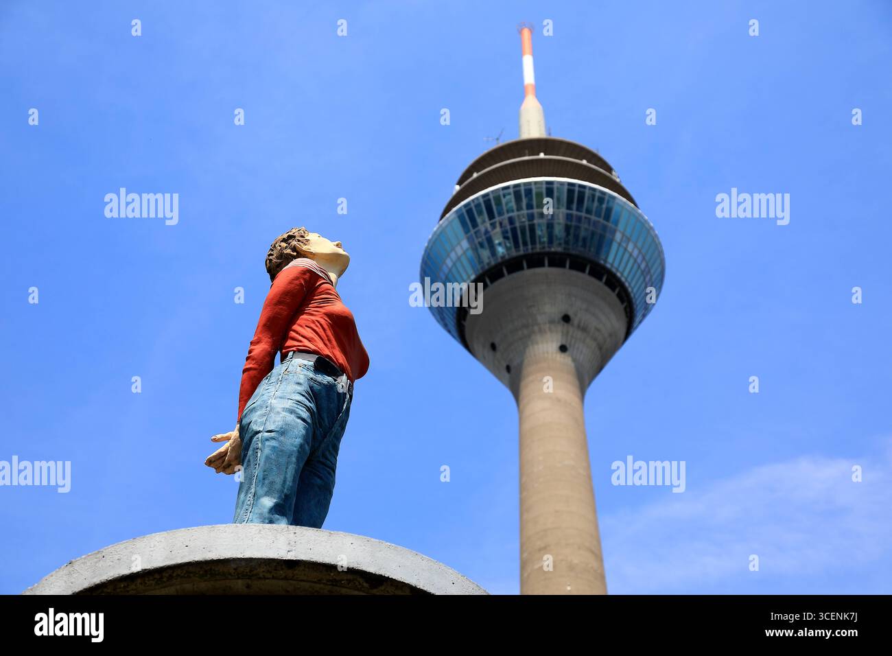 Die Figur Marlis von Christoph Pöggeler aus dem Jahre 2001 dauerhaftes Kunstwerk im öffentlichen Raum, im Hintergrund der Rheinturm, Funkturm, Düsseld Stockfoto