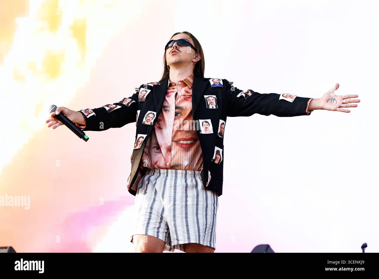 Sänger Tommy Cash während eines Konzerts auf der Green Stage im Rahmen der Frequency 2025 am Freitag, den 15. August 2025, in St. Pölten, Österreich. Das Festival findet vom 13. Bis 15. August 2024 statt. - 20250815 PD6678 Credit: APA-PictureDesk/Alamy Live News Stockfoto