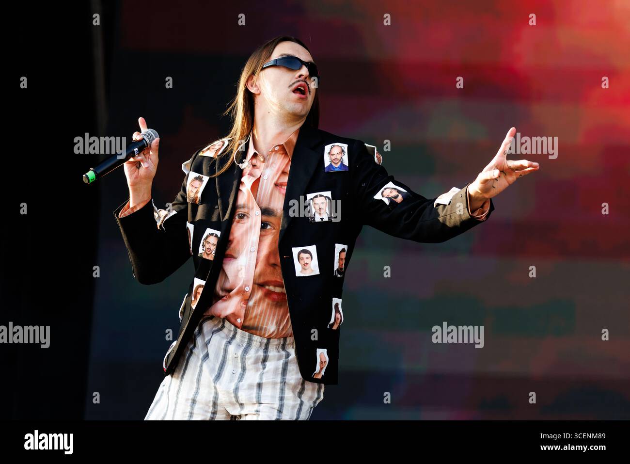 Sänger Tommy Cash während eines Konzerts auf der Green Stage im Rahmen der Frequency 2025 am Freitag, den 15. August 2025, in St. Pölten, Österreich. Das Festival findet vom 13. Bis 15. August 2024 statt. - 20250815 PD6698 Credit: APA-PictureDesk/Alamy Live News Stockfoto