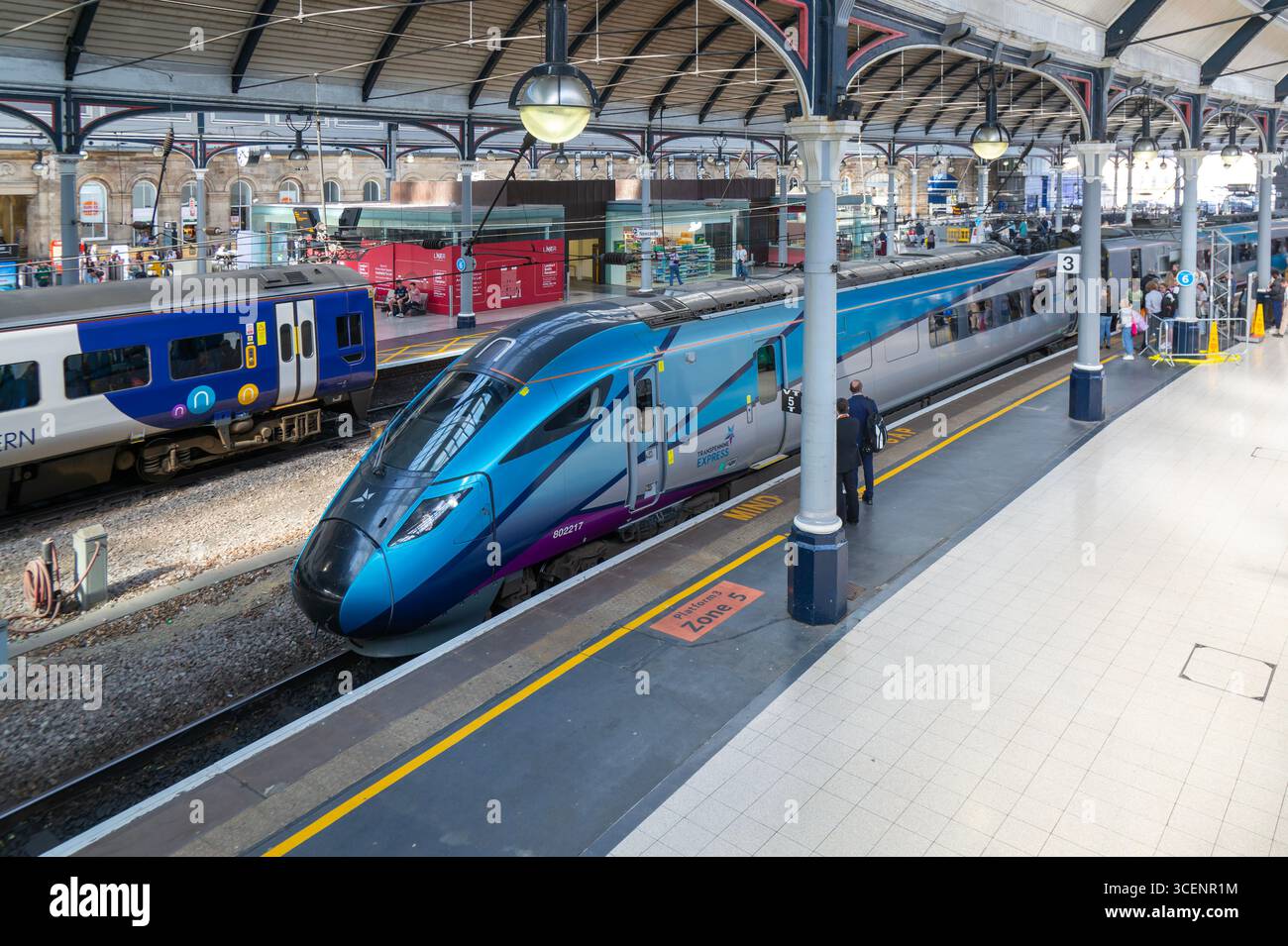 TransPennine Express-Zug der Klasse 802 am Bahnsteig im Bahnhof Newcastle upon Tyne, Tyne and Wear, England, Großbritannien Stockfoto