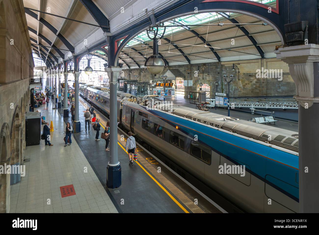 TransPennine Express-Zug der Klasse 802 am Bahnsteig im Bahnhof Newcastle upon Tyne, Tyne and Wear, England, Großbritannien Stockfoto