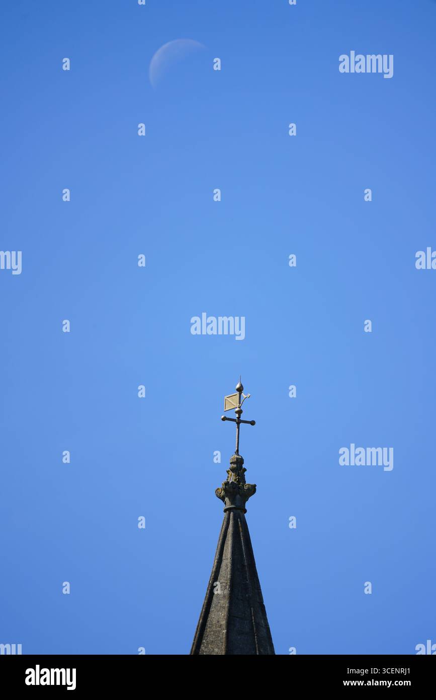 Kirchturm unter blauem Himmel mit sichtbarem Mond. Oxford, England Stockfoto