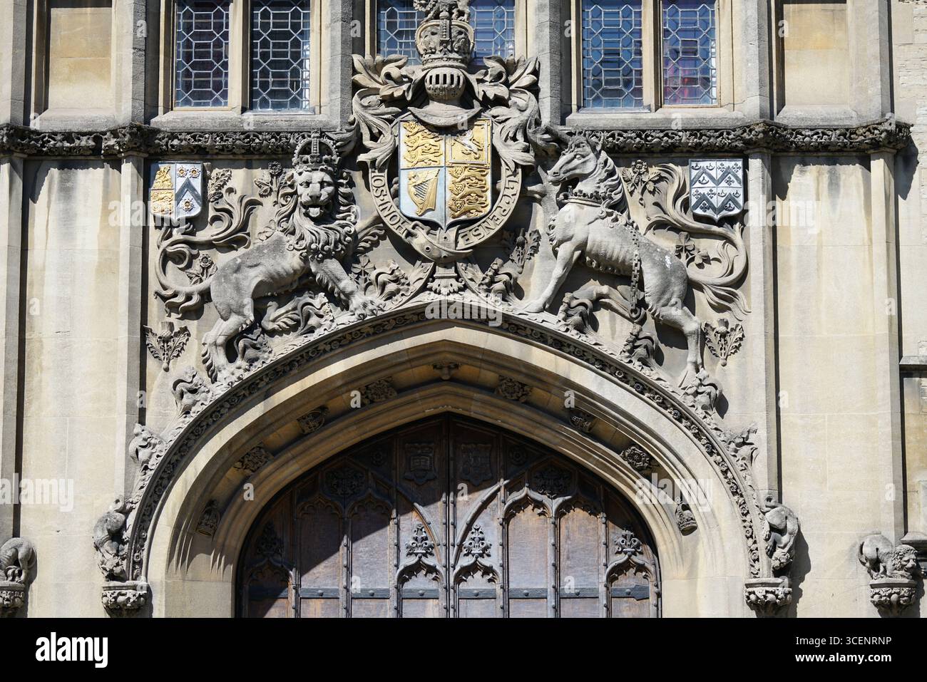 Historischer, reich verzierter Steineingang mit königlichen Symbolen und heraldischen Details. Oxford, England Stockfoto
