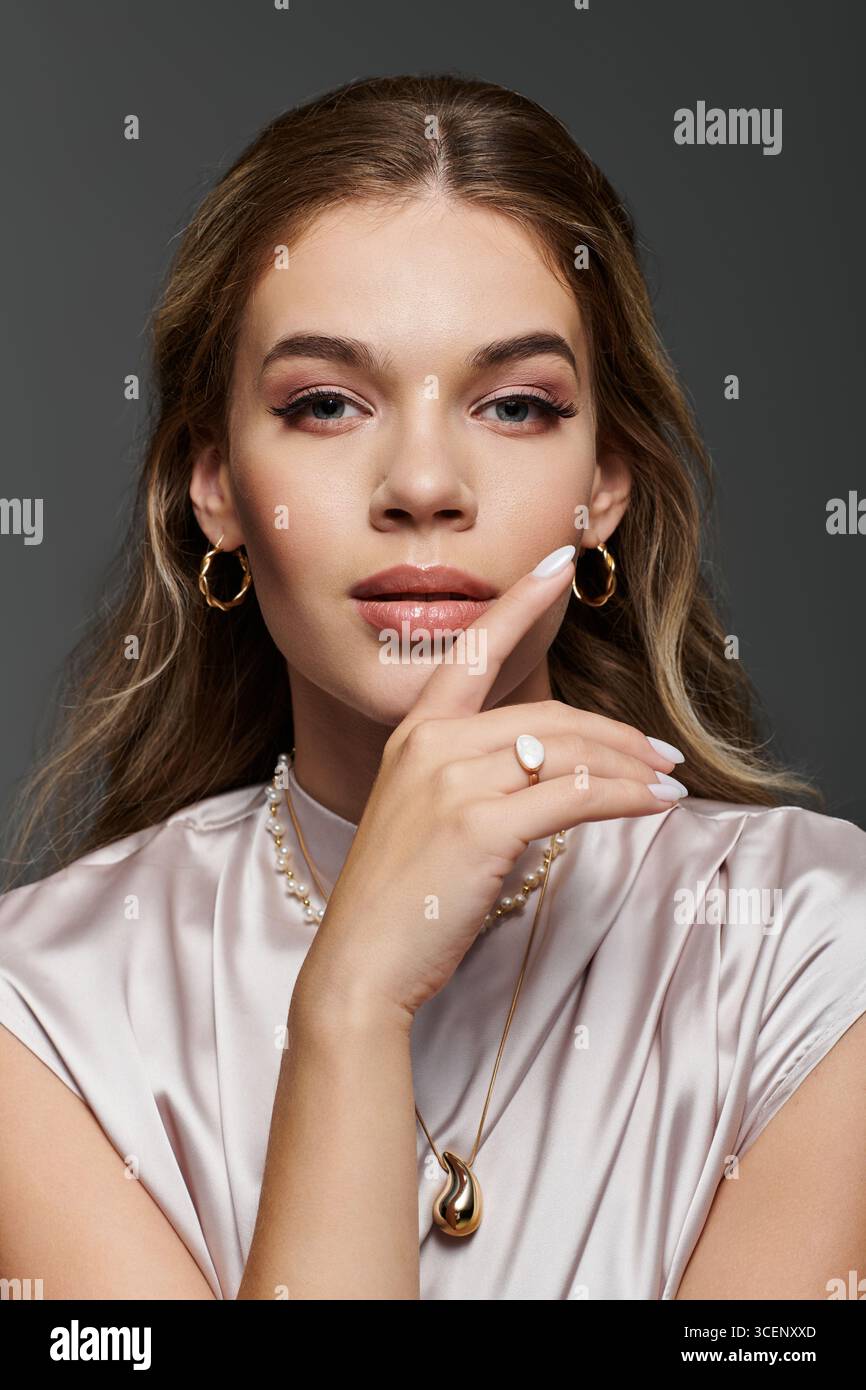 Pretty Woman präsentiert stilvolle Accessoires und zeitgenössische Mode in einem eleganten Innenbereich. Stockfoto