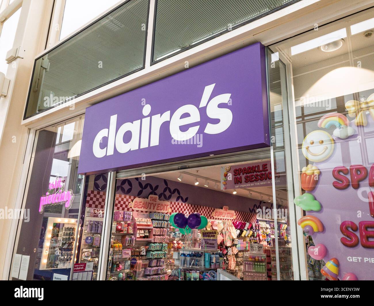 Vorderseite eines Claire's Accessories Stores Milton Keynes; alle britischen Stores wurden im August 2025 in die Administration übernommen Stockfoto
