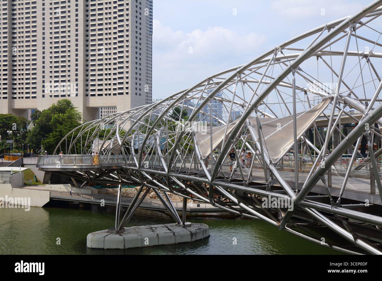 SINGAPUR CITY, SINGAPUR - 12. MÄRZ 2024: Die Menschen besuchen die Helix Bridge in Marina Bay, Singapur City. Stockfoto