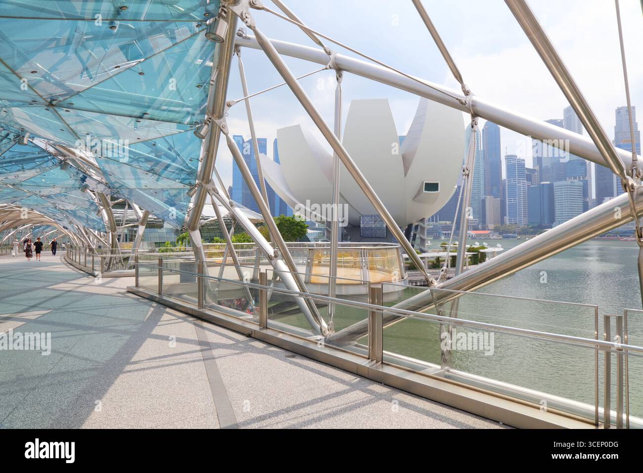 SINGAPUR CITY, SINGAPUR - 12. MÄRZ 2024: Die Menschen besuchen die Helix Bridge in Marina Bay, Singapur City. Stockfoto