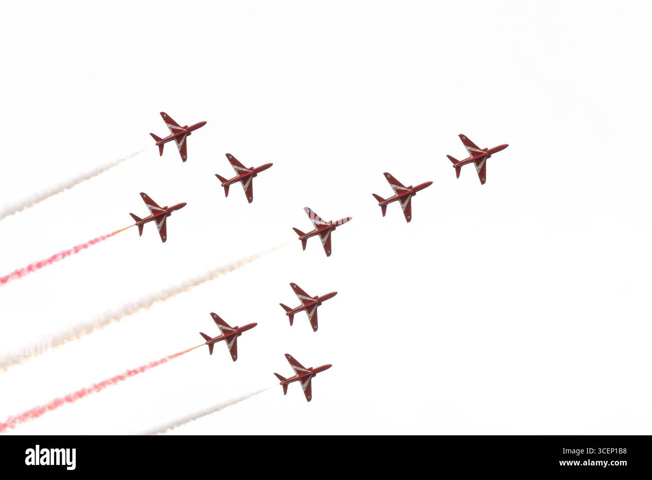 Rote Pfeile werden im Juli 2025 beim Royal International Air Tattoo im RAF Fairford, Großbritannien, gezeigt Stockfoto