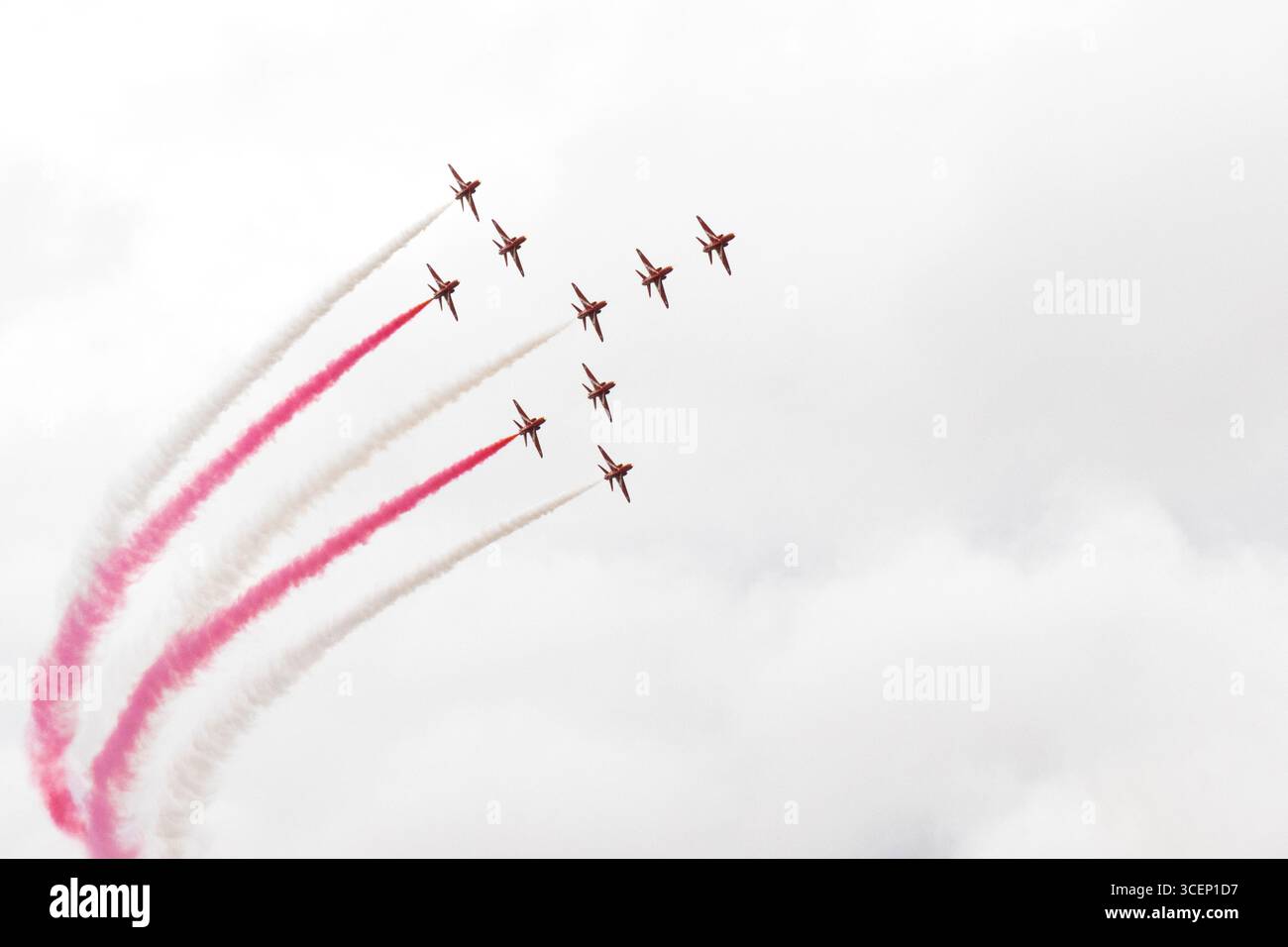 Rote Pfeile werden im Juli 2025 beim Royal International Air Tattoo im RAF Fairford, Großbritannien, gezeigt Stockfoto