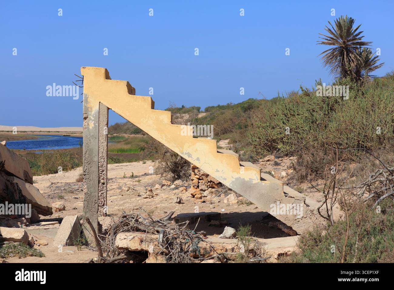 Treppen ins Nirgendwo enden abrupt - ruiniertes Gebäude im Souss Massa Nationalpark in der Nähe von Agadir, Marokko. Stockfoto