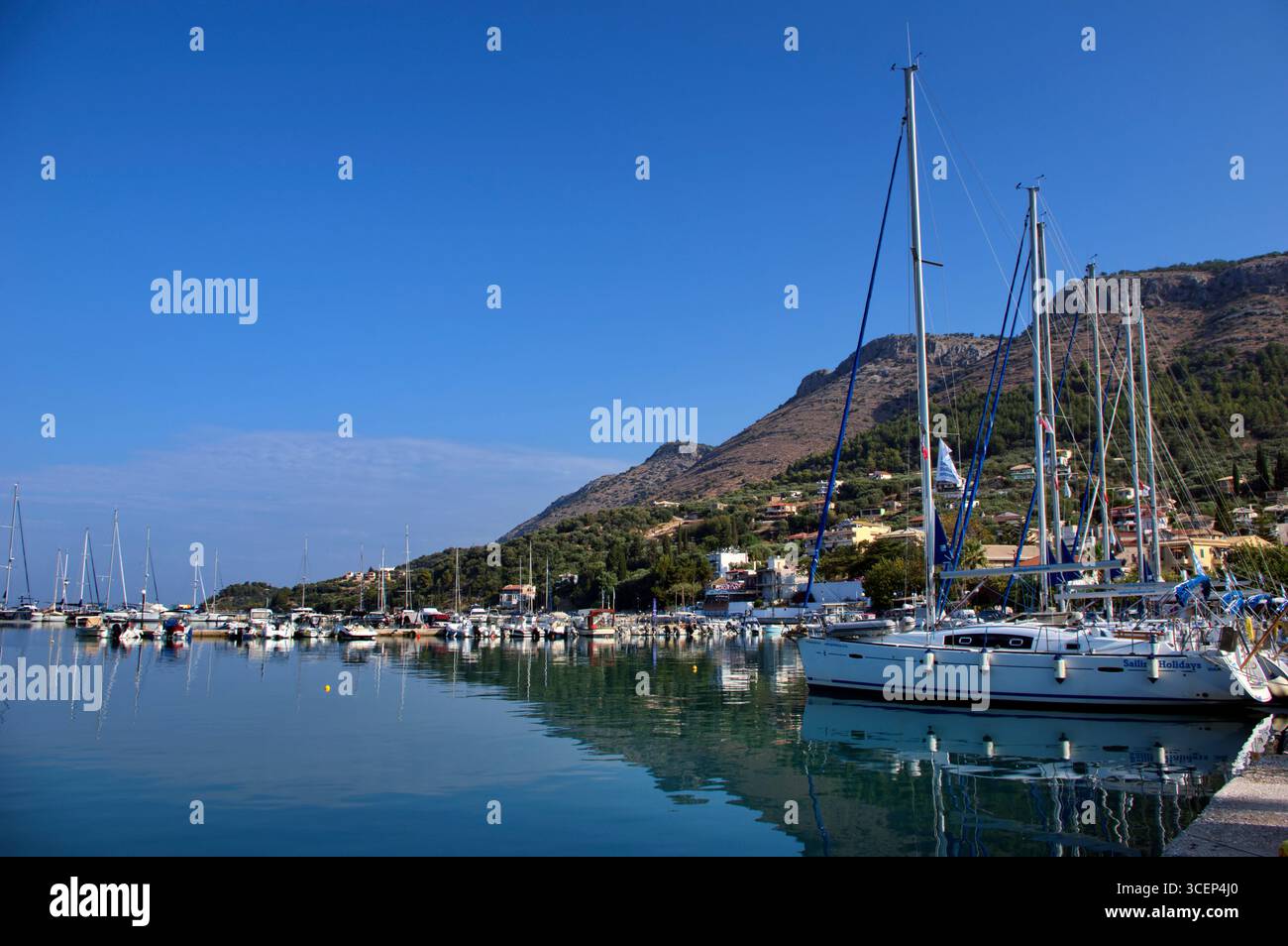 Imbarcazioni da diporto nella Marina di Platarià in Grecia Stockfoto