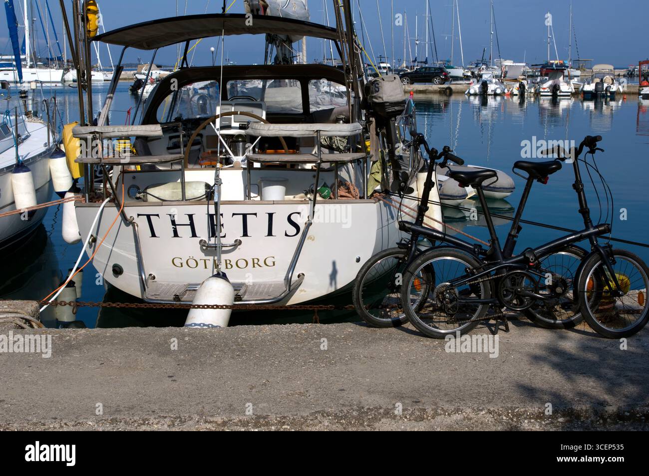 Due biciclette accanto alla poppa di un veliero nella Marina di Platarià Stockfoto